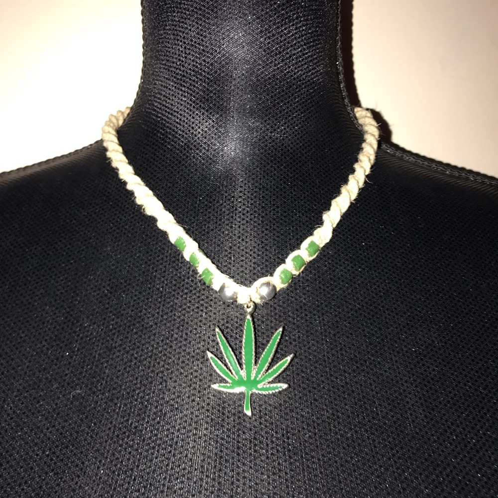 HANDMADE 100% HEMP MACRAMÉ POTLEAF NECKLACE - Picture 2 of 12